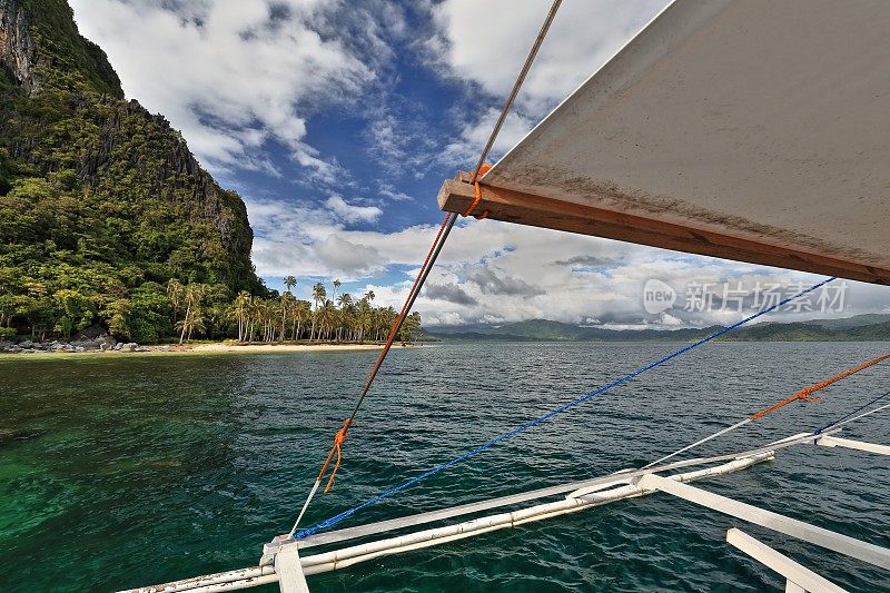 菲律宾bangka-Malpacao岛东南端- el ndo - palawan - philippine -0907的绿色水白色舷外架